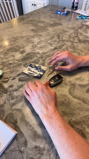 Replacing the battery in a Subaru key fob #useful #usefullifetips #keyfob #subaru #battery #batterychange #energizer #fyp