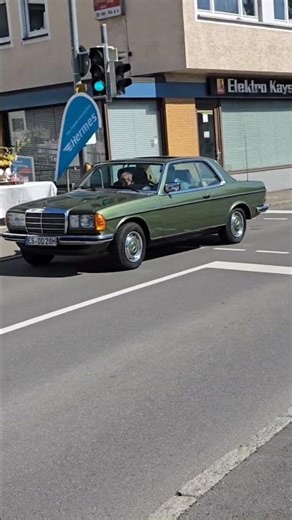 Mercedes-Benz 280CE Baureihe C123 * Oldtimer auf der Straße #shorts