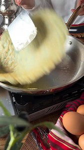 📍 Kaygana 👇 📽👉 nakkash_kitchen 🗣 Yüzyılların İçinden Gelen Pratik Bir Sofra Geleneği Karadeniz mutfağının en “sade ama derin” tariflerinden biri kaygana… Bugün bize hızlı bir kahvaltılık gibi görünse de, aslında yüzyılların mutfak birikimini taşıyan bir yemek. Kaygana kelimesi, kökenini Farsça xâgineden alır; “unlu-yumurtalı yemek” anlamına gelir. Osmanlı döneminde hem halk mutfağında hem de saray sofralarında yer alan kaygana, zamanla Anadolu’ya yayılsa da en güçlü kimliğini Karadeniz’de b