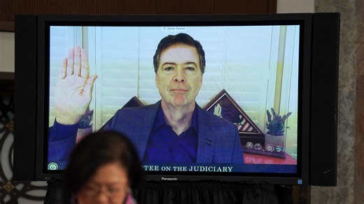 L'ex-directeur du FBI James Comey demande l'annulation de son inculpation, motivée par la "rancune" de Donald Trump