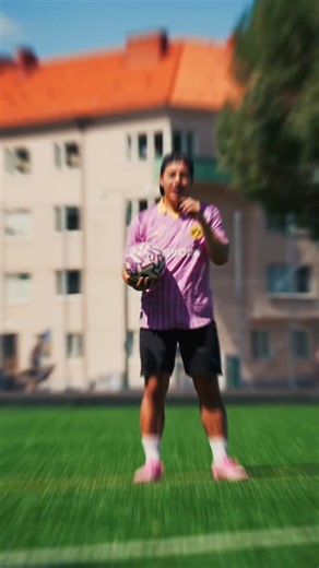 Breaking down the ”Crossing pancake” can you do this? 🤔 Not a move I use a lot but I should def do it more, because there are quite a few cool combinations tondo with this 🤩 #iamafreestyler #footballfreestyle #skills #football #unisportlife #pumafootball | Philip Warren Gertsson