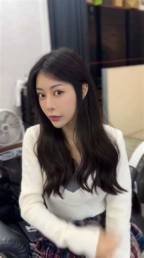 樂事/Abby．接髮指標名師｜零接點技術｜接髮教學講師 台北、台中 | 接髮從來不只是接長或增厚 而是讓整個髮型完整起來✨ 有些喜歡的長度 有些想要的髮量 真的不是靠剪燙染就能做到！ 當比例不對，氛圍就出不來🔥 #氛圍感接髮 補的是長度，加的是髮量 完成的是妳想要的風格🥰 接完那一刻 整體質感真的會差很多 😍 | Instagram