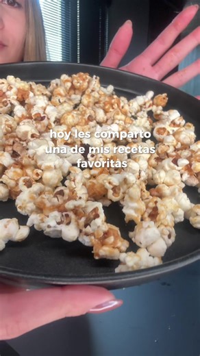 🍯🍿 Palomitas con mantequilla de maní y miel ¡Solo necesitas 3 ingredientes y 10 minutos! ✨ 1 taza de crispetas (pueden ser las de Pop ya listas o hechas en casa) ✨ 1/4 taza de mantequilla de maní (elige la saludable si prefieres) ✨ 1 chorrito de miel (al gusto o sin azúcar) Mezclas la mantequilla de maní con la miel, cubres bien las crispetas con esa mezcla (¡sí, con las manos para que queden bien bañadas!), y al horno a 180°C por 5 minutos. ¡Quedan crujientes, dulces y deliciosassss! 😍 #Rece