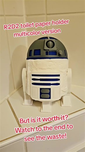 Ich habe den R2D2 Toilettenpapierhalter noch mal in multicolor ausgedruckt, sieht wirklich super aus. Aber statt 175g braucht multicolor 700g Filament und die Druckzeit steigt von 7h auf 41h. Und sieh Dir nur denn Abfall an...😂😂😂#R2D2 #starwars #3dprint #3dprinting #bambulab #germany #viral