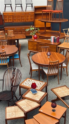 70B INC. on Instagram: "1月の新入荷 第3弾。 先週に続いて今週も【イギリス便40ftコンテナ】が無事到着しており、 【70B SHOWROOM & WAREHOUSE】は明日01/17(土)より営業再開です◎ 争奪戦必至の充実したラインナップが揃っておりますので、お探しの商品がおありのお客さまは、ぜひお早めにお立ち寄りください!! もちろん 【70B ANTIQUES】と【70B OSAKA】の店頭にも続々と新商品が追加されており、こちらも見応えバッチリ。 この週末もぜひ70B各店ハシゴで宝探しをお楽しみください◎ スタッフ一同、皆さまのご来店をお待ちしております。 入荷の様子や入荷後の店内なども随時Instagramでご紹介していくので、そちらもお見逃しのないように‥。 ・ ・ 毎度の事ではありますが、入荷後の70B各店にはメンテナンス前の商品が多数展示されています。 70Bでは商品代金にメンテナンス料金が含まれており、全ての商品を安心してお使い頂ける状態に自社職へたちが仕上げてからお届けしています。 メンテナンス内容や仕上がりは商品によって異なりますので、