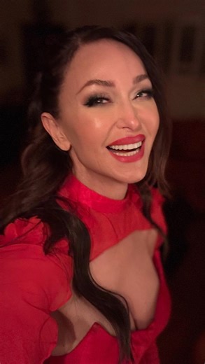 Interview on the red carpet … talking about my new exiting project I’m so very proud of RADIANT by Sofia Milos My Certified Natural Skincare line ! Unique for it’s Italian fresh Farm sourced quality 🇮🇹 handcrafted in Florence, Italy 🇮🇹 true nourishment for your skin You welcome !😉😃🇮🇹🤌 FOUNTAIN of YOUTH cream Now available for pre orders of fresh batch being made ! Get yours now for 10% off here: Www.RADIANTbySofiaMilos.com 🇮🇹❤️🇮🇹 Dress by @tessmannatelier #sofia #entreprenuer #natur