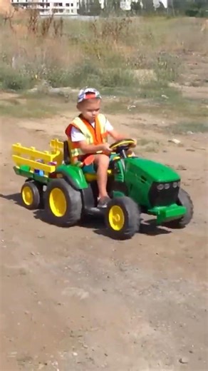 Tractor driver panics – the mechanic is already racing to help! 😱 #shorts