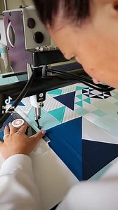 I know you all prefer real time, and I love sharing real time videos.. but there's something so fun, or weirdly satisfying in watching this one sped up. 🤗🤪 This block took about 5 minutes in real time and is sped up to about 1 minute for this video. I'll share more of my process custom machine quilting this incredible quilt in the PNQ Academy soon! 🧡 This is hand-guided quilting using my @gammillquilting 22" machine. I'm quilting in the stitch regulated mode at 13spi. Ruler is my 4n1 ruler. T