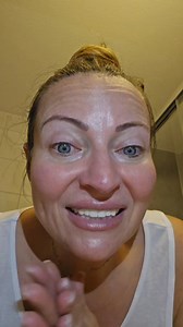 Îngrijirea feței este ca spălatul pe dinți — nu o faci o dată pe săptămână, o faci zilnic. În acest video îți arăt rutina completă: masaj facial, activarea musculaturii, aparate de masaj, colagen, produse dermatologice de calitate și pași corecți de îngrijire. Eu folosesc rutina și produsele de la Simon Ourian M.D. masaj zilnic și suplimente potrivite. Dacă vrei ghid personalizat pentru tenul tău, scrie-mi în comentarii sau privat. | Elena Nemet