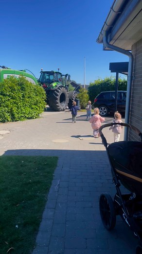 Når morfar er landmand & henter sit barnebarn i traktor midt i parcelhuskvarteret – så skaber det stor begejstring hos alle børn 😍Store hjul, blinkende lys og en rigtig landbrugsmaskine lige uden for døren – det var et hit 🚜Tak for den fine oplevelse, morfar ♥️ | Nørre Aaby Børneunivers