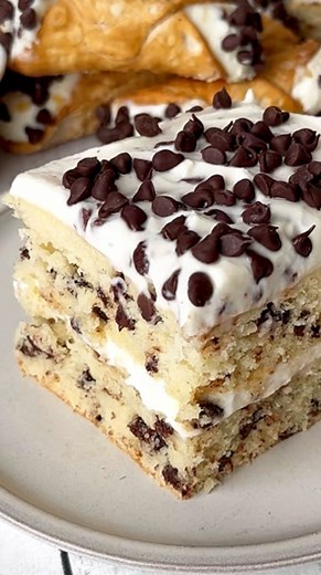 I Cannoli love you🩷💌🍰 This Cannoli Cake only takes 30 minutes to bake and is the perfect last minute Valentine’s Day Cake! It’s super moist and we love the chocolate chips inside the cake. Full recipe below. Cake: * 2 1/2 cup all purpose flour * 2 1/2 tsp baking powder * 1/2 tsp salt * 1 3/4 cup granulated sugar * 12 tbsp unsalted butter, room temp * 3 eggs, room temp * 2 1/2 tsp vanilla extract @singingdogvanilla * 1 cup buttermilk * 1 cup mini chocolate chips Cannoli filling: * 32 oz. Whole