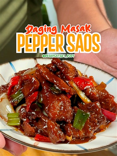 Ke pasar beli kaos, jangan lupa beli mentega... Kita bikin Daging Pepper Saos, rasanya fancy bikin tetangga nganga! ASEKKKK! 💥 Sini ngumpul! Kita upgrade menu dapur kalian jadi ala Chinese Food Resto yang bikin lambung sujud syukur! 👇 SAVE video ini biar nggak ilang pas kalian mau masak! 👇 DAGING MASAK PEPPER SAOS ✔ Bahan 1 : • 250 Gr Daging (iris sedang tipisnya, berlawanan arah serat) • ½ SDT Baking Soda (untuk mengempukkan daging) • 1 SDM Air • ½ SDM Desaku Marinasi • 1 SDM Minyak Goreng •