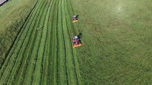 Viele Herausforderungen, eine Lösung! Wir bieten die Spezialisten für extreme Bedingungen. Dank Spurstabilität, Leichtzügigkeit und der kompakten Bauweise ist jederzeit Verlass auf unsere Alpin-Maschinen. Mit FELLA Energie ernten! --------------------------------------------------------------------------------- De nombreux défis, une solution. Nous vous offrons les spécialistes pour les conditions extrêmes. Grâce à la stabilité sur la voie, à la maniabilité et au mode de construction compact, vo