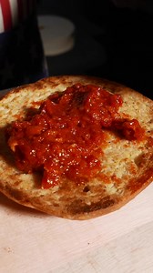 Whisky-BBQ Sauce Deluxe! Johnny Style, frei nach einem Rezept von BURGER KING - Ballert's Euch rein! für die Whisky-BBQ Sauce: - 200 g Bacon - 1 süße Zwiebel - 5 Knoblauchzehen - 3 EL Tomatenmark - 0,2 l Orangensaft - 0,2 l gestückelte Tomaten - 0,1 l Weißweinessig - 2 EL Honig - Schuss Bourbon - 1 TL Cumin - Johnny's 9-Chili-Symphonie - geräuchertes Paprikapulver - Salz & Pfeffer - Mark von 1 Vanilleschote | Die Grillshow