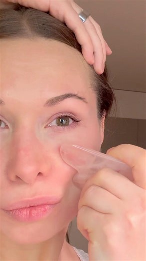 Guasha technique for chiseled cheekbones