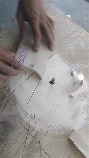 tips for cutting wooden letters using a reverse zigsaw machine #woodworking #carpenter #fblifestyle #creative #fyp | Sus Yanto