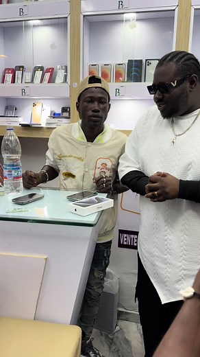 Mobile Phone Showroom Experience: Product Demonstration