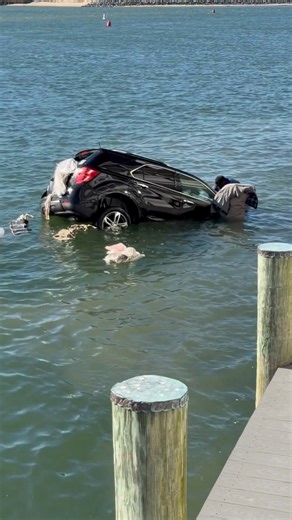 This dramatic video taken Friday behind Bubba's Seafood Restaurant and Crabhouse shows Good Samaritans rushing to save a person trapped in this sinking vehicle!! Watch until the end to see the incredible rescue. #VirginiaBeach #waterrescue #GoodSamaritans #soundup | WAVY TV 10