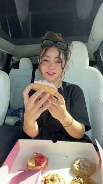 Comiendo cookies crumbl
