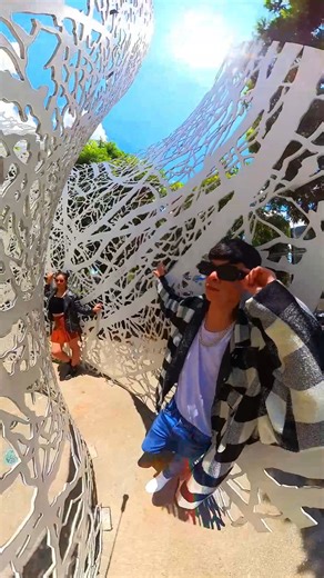 360°! 🌟 Hoy, las modelos de Hollimodels están listas para deslumbrarte con sus outfits y accesorios de moda que te dejarán sin aliento. 😍 Gira tu dispositivo o utiliza tus gafas de realidad virtual para sumergirte en este emocionante desfile de moda. 🔄💃 Nuestras modelos han elegido cuidadosamente cada pieza para que puedas experimentar la moda desde todos los ángulos. Desde elegantes vestidos de noche hasta conjuntos casuales y atrevidos, ¡aquí encontrarás inspiración para cualquier ocasión!