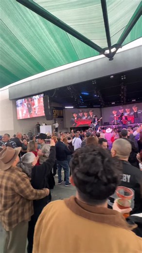 𝙎𝙖𝙣𝙩𝙖 𝙁𝙚 𝙎𝙥𝙧𝙞𝙣𝙜𝙨 𝙎𝙬𝙖𝙥 𝙈𝙚𝙚𝙩 on Instagram: "Disfrutando la Tardeada de San Valentine aqui en Santa Fe Springs Swap Meet 🤩 @lostiranosdelnorte"