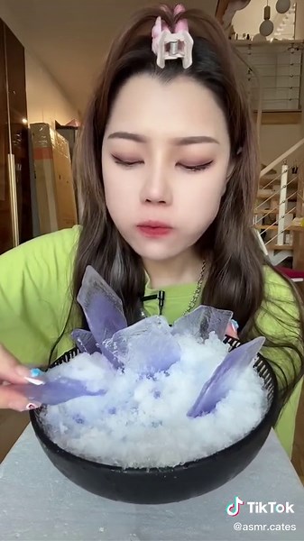 Asmr of ice 💜 #ice #asmr #fyp #fypシ #iceeating #soud #relax #icelover #eatingshow #mukbang #satisfyingvideo #comfotfood #feelinggood #delicious