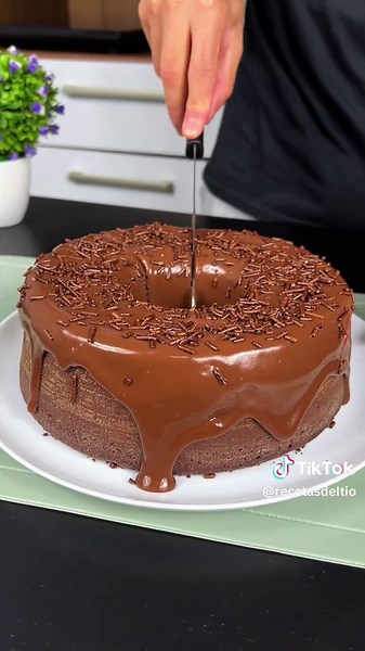 Guárdalo ya para no perderlo, porque este es el pastel de chocolate más rápido, fácil y delicioso que vas a encontrar. #recetas #reels #video #chocolate #pastel
