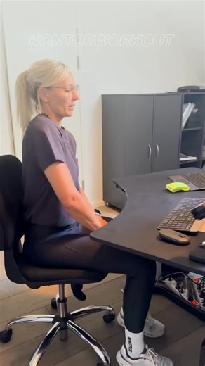 Ondt i nakke og skuldre? 😣 Vores fysioterapeut Helle viser her nogle simple øvelser med elastik, som du nemt kan lave foran computeren 💻 💪 Elastikken kan købes i klinikken! #nakkeøvelser #skulderøvelser #kontortræning #FlexVit #fysioterapi | WittCare Herning