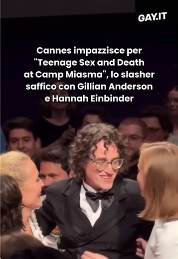🎬🏳️‍⚧️ Presentato nella sezione Un Certain Regard come film d’apertura, Teenage Sex and Death at Camp Miasma della statunitense Jane Schoenbrun ha letteralmente travolto il Festival di #Cannes. Critica impazzita per lo slasher lesbico dalla regista dichiaratamente trans nel 2024 esplosa con I Saw the TV Glow, con protagoniste l’iconica Gillian Anderson e Hannah Einbinder di Hacks. 9 minuti di applausi hanno accompagnato l’anteprima mondiale della pellicola, che uscirà al cinema in piena estate
