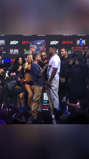 Full Violence ™ on Instagram: "Wtf is Jake’s stance 😭 (via @netflixsports)"