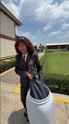 🚶‍♀️🏫 Se dice que Leslie todavía sigue recorriendo todo el plantel…
