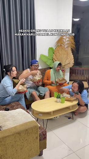 Makan Sambil Nonton YouTube: Kebiasaan Seru