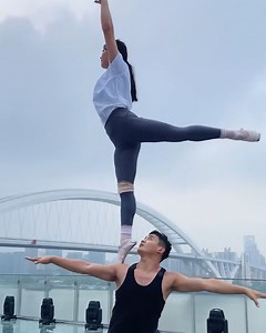 Incredible acrobatic couple that will make you grip the chair | MetDaan Discovery