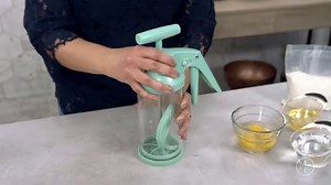 Alles in einem: Im Teigmischer & -spender mischst du deine Zutaten für Pfannkuchen, Muffins, Cupcakes, Brownies und vieles mehr. Die extra Schüssel und ein Löffel bleiben sauber im Schrank 😌 Den Teig kannst du dann ganz einfach portionsweise in deiner Form verteilen, ohne zu kleckern 😄 Dabei kannst du die Teigmenge in drei Stufen einstellen. Einfacher und zeitsparender Backen geht kaum 😉 Hast du unseren Teigmischer & -spender schon zuhause? | Pampered Chef Deutschland