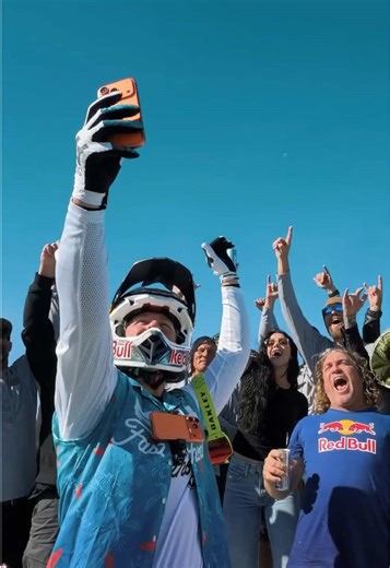 Saltar 6 ilhas, percorrer 706 metros e atravessar mais de meio quilómetro sobre água. Só o @tylerbereman 🫡💥 #dáteaaasas #redbull #ShotOniPhone17Pro