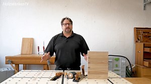 Unterschiedliche Arbeiten auf einer kleinen Fläche erledigen? Kein Problem! Heiko Rech zeigt euch auf der HolzWerken live eine Werkbankplatte, auf der ihr mit der Handkreissäge präzise Schnitte machen und eure Werkstücke zum Fräsen festspannen könnt. In seinem zweiten Kurs zeigt er offene Schwalbenschwanzzinken mit Handwerkzeugen. Von der Planung und der Aufteilung der Zinken bis hin zum Verleimen der Verbindung werden alle Arbeitsschritte genauestens gezeigt und erklärt. Mehr zur HolzWerken liv