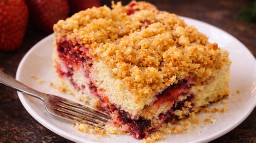 Strawberry streusel cake made simple at home