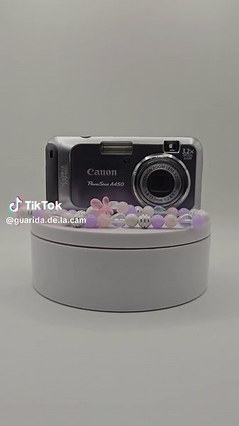 Canon PowerShot A450 de 5.0 Megapíxeles y 3.2x de zoom óptico, en excelentes condiciones. Es una cámara compacta y sencilla con un atractivo vintage y una calidad de fotografía insuperable como se puede ver en las fotos, funciona con baterías AA, lo que te da la flexibilidad de encontrar energía en cualquier lugar. Incluye baterías AA no recargables, correa decorativa, memoria y estuche. ​Precio 190000 pesos colombianos. x 30000 pesos adicionales lleva 4 baterías recargables con cargador, exclus