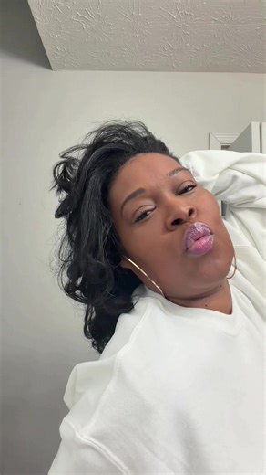 🗣️YOU SEE MY BOY!!! High school graduation countdown has OFFICIALLY BEGUN! ONE HUNNID DAYS… Thanks @lady_b.riggs for my custom sweater! #momlife #boymom #parents #classof2026 #grwm