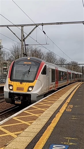 720113 arrives at Chelmsford #short #train #electrictrain #railwaycontent #railway #shortvideo