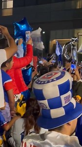 ¡LOS CELESTES CONFÍAN! 💙⚽🔥 Los fanáticos del Cruz Azul recibieron a su equipo en el hotel de concentración con la porra e ilusión de remontada a todo lo que da, la afición ya cumplió, ahora le toca al equipo 🫡 #Futbol #Soccer #CruzAzul #Apertura2024 #Porra #MasClaroQueNunca | Claro Sports