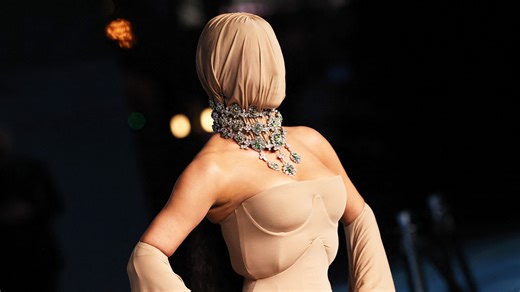 Kim Kardashian looked almost unrecognizable at the 2025 Academy Museum Gala, as she donned a Maison Margiela gown with a matching face mask. bit.ly/470nyxC | E! News