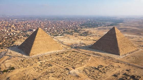 Qui a vraiment construit les pyramides?