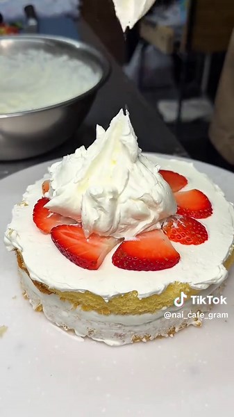 美しすぎる苺のホールケーキ