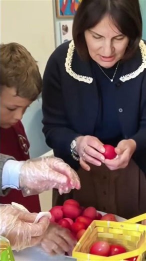 Βάφουμε κόκκινα αβγά τη Μεγάλη Πέμπτη #easter #eastereggs #frymedashurie #πάσχα #goodfriday