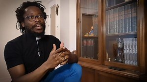 « PÈRE DOMINIC RENCONTRE LÉANDRE (futur prêtre) » | Durée 13 minutes production Webtélé ECDQ.tv Léandre Syrieix est ordonné prêtre le 24 juin 2020. Camerounais d'origine, ayant grandi en France, séduit par le Québec, il a d'abord travaillé six ans comme ingénieur chimiste. En réfléchissant sur le sens de sa vie, il entend un appel devant lequel il avait plusieurs fois reculé. D'abord dérouté par le fait d'être ordonné en temps pandémie, il y voit maintenant un signe de l'appel à annoncer l'Évang