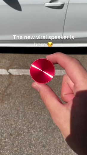 Are you looking for a portable and powerful speaker that you can take with you anywhere? Then check out the HumBird Speaker! This little speaker is perfect for music lovers, podcast lovers, and anyone who wants to enjoy an amazing sound experience. The HumBird Speaker is small but powerful, delivering a high sound volume that is 4 to 5 times louder than the average cell phone speakers' volume. You can also personalize the tone quality to suit your preferences. Plus, it's very lightweight and por