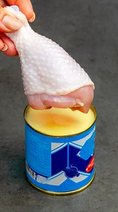 364K views · 605 reactions | De un an nu mai merg la KFC! Pulpe crocante in doar cateva minute Ingrediente: pulpe de pui: 6 buc bere: 500 ml făină: 300 g amidon de porumb: 100 g boia de ardei dulce: 5 g oregano: 5 g praf de usturoi: 5 g sare: 10 g piper negru: 5 g ouă: 2 buc lapte condensat: 30 ml apă: 70 ml apă: 100 ml LA FOC MEDIU: 20 MIN bacon: 100 g rozmarin: 3 g usturoi: 8 g muștar: 10 g smântână dulce de gătit: 70 g piper negru: 2 g sare: 5 g | Savuros.TV | Facebook