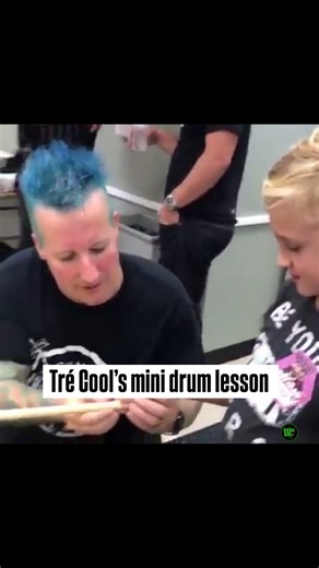 There is nothing better than seeing Tré Cool passing on some drumming wisdom to the next generation and teaching a young fan how to handle those sticks like a pro. ⚡ #greenday #trecool | Green Day Italy - Italian Rage and Love