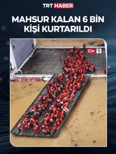 Sel nedeniyle 3 gün boyunca üniversite kampüsünde mahsur kalan 6 bin öğrenci ve öğretmen, yüzer platformlarla tahliye edildi. 📍Çin
